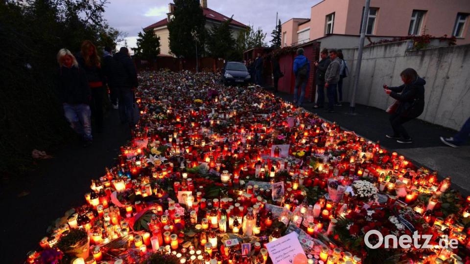 Ein Lichtermeer vor Karel Gotts Wohnhaus. Foto: Kateøina ulová/CTK/dpa Bild: Kateøina ulová