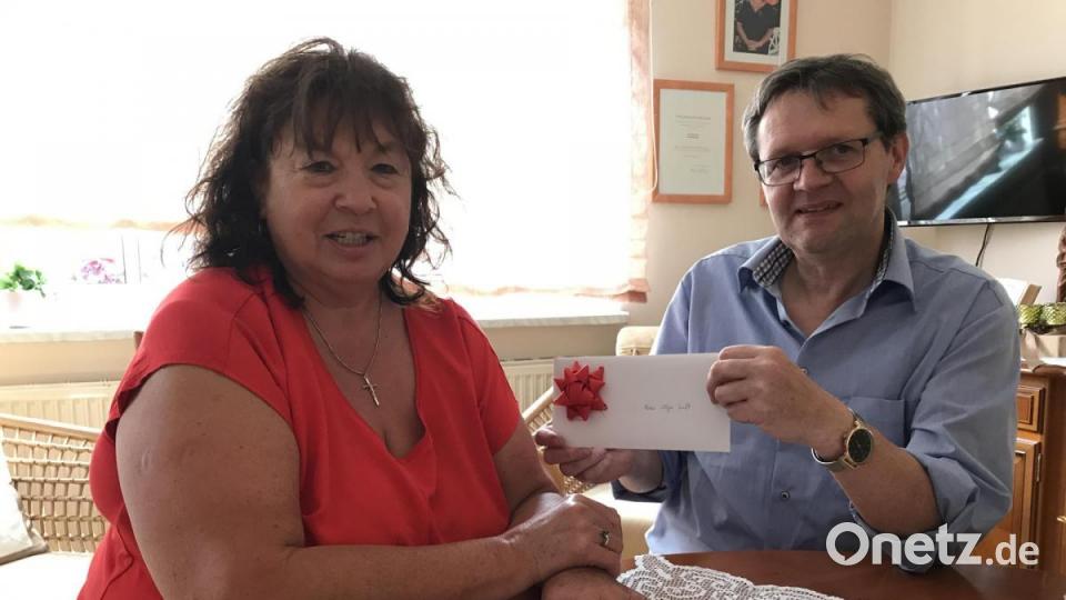 Olga Luft wird mit den 500 Euro schweren Lichtblicke-Gutscheinen die Hausaufgabenhilfe der Caritas und das Förderzentrum in Tirschenreuth mit frischem Obst aus der Region beliefern; mit im Bild Wolfgang Benkhardt, Deskleiter der Redaktion Tirschenreuth. Bild: eig