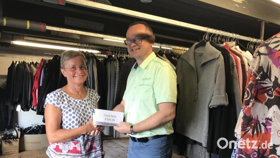 Redakteur Markus Müller überreicht Christine Lier den 500-Euro-Gutschein der Sulzbach-Rosenberger Schreinerei Beck. Lier lässt damit neue Regale für den Laden bauen. Bild: eig