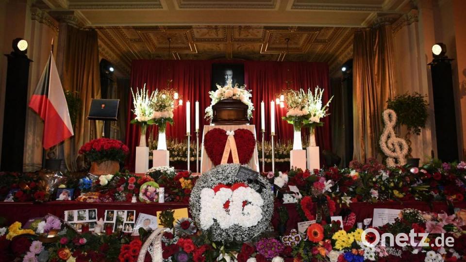 Fans haben Blumen, Fotos und Botschaften vor dem Sarg niedergelegt. Foto: Roman Vondrou/CTK/dpa Bild: Roman Vondrou