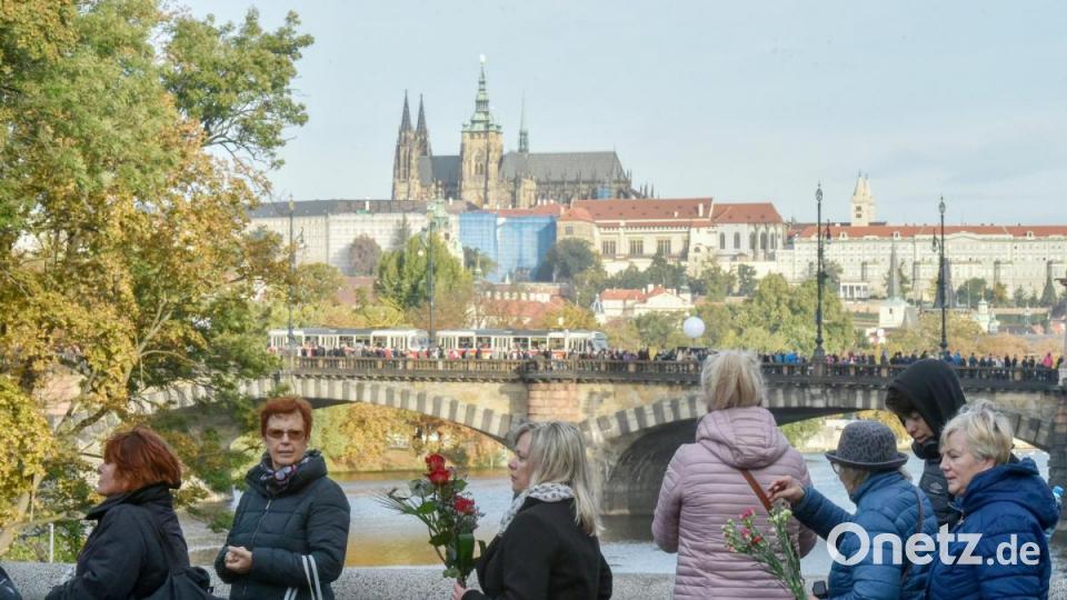 Kilometerlang ist die Schlange vor dem Prager Sophienpalais. Foto: Ondøej Hájek/CTK/dpa Bild: Ondøej Hájek