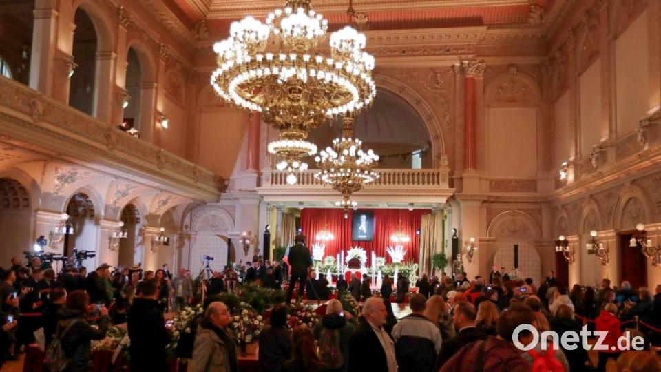 Ein letztes Lebewohl: Abschied von Karel Gott im Prager Sophienpalais. Foto: Petr David Josek/AP/dpa Bild: Petr David Josek