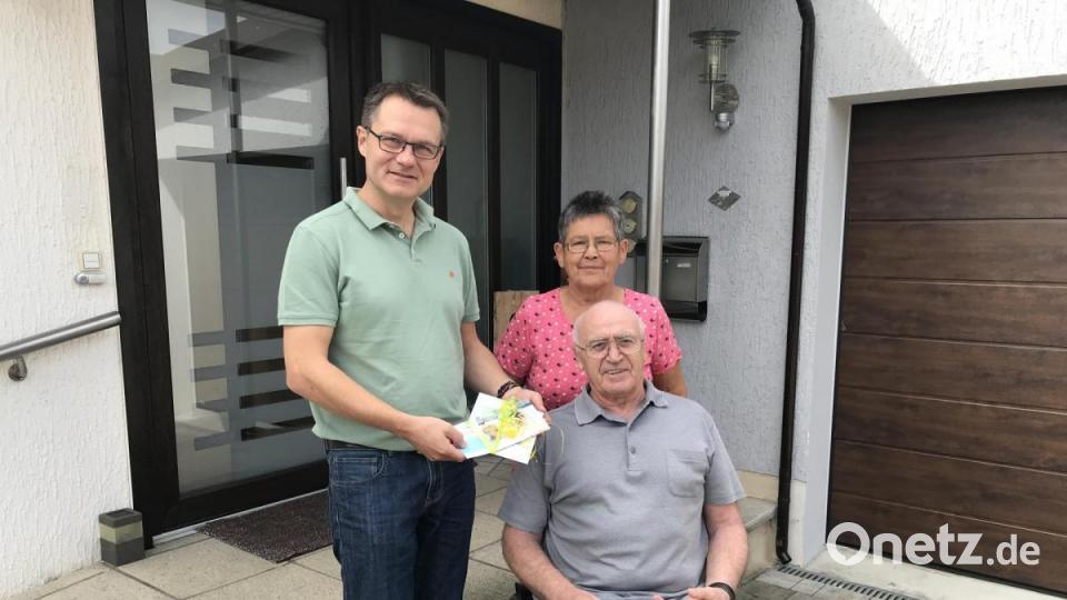 Reisegutscheine hat sich das Ehepaar Hartmann gewünscht, auch wenn inzwischen keine Fernreisen mehr auf dem Programm stehen; mit im Bild Redakteur Uli Piehler. Bild: eig