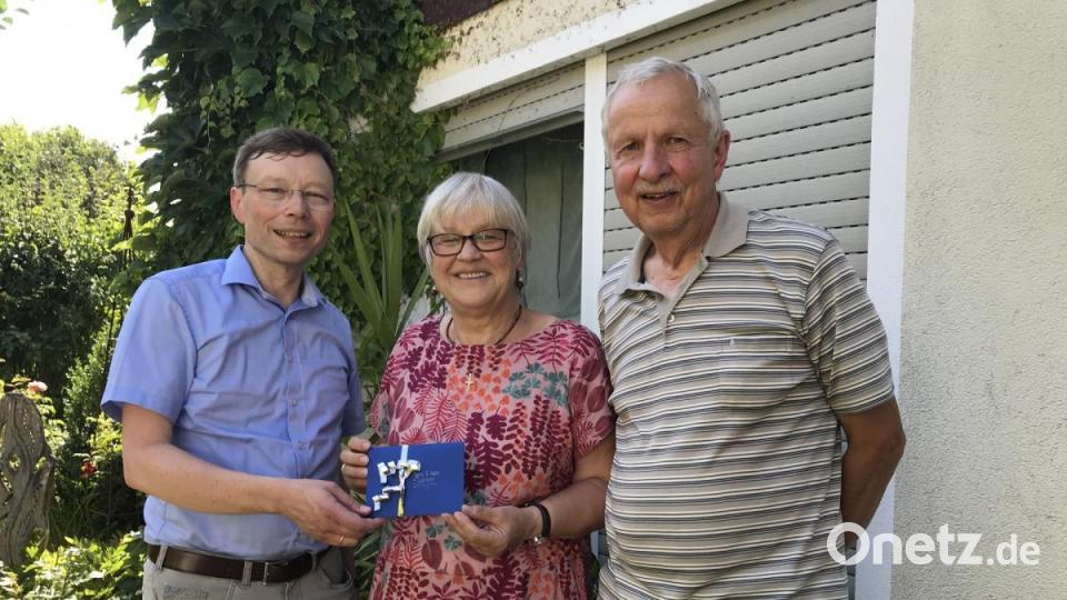 Der evangelische Dekan Dr. Wenrich Slenczka (links) hat Jutta und Hans Schaller als &quot;Lichtblicke&quot; vorgeschlagen. Bild: eig