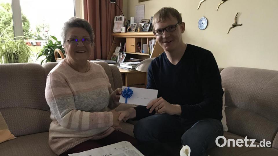 Inge Pannrucker und der Reporterchef der Redaktion Tirschenreuth, Martin Maier. Das Geld kommt einem Kindergarten zugute. Bild: eig