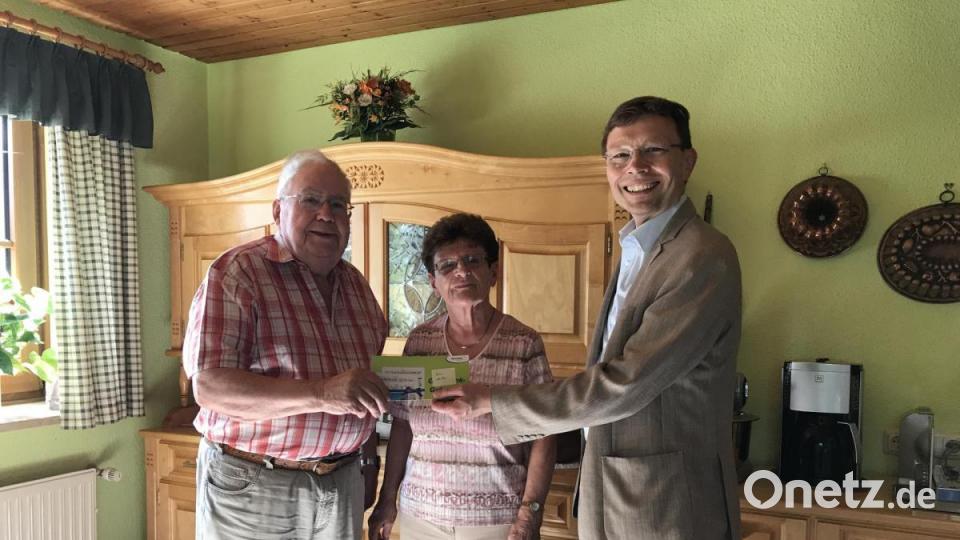 Dekan Dr. Wenrich Slenczka (rechts) hat Heinz Müller als „Lichtblick“ vorgeschlagen; Müller liest nun auf eigenen Wunsch zwei Jahre kostenlos den „Neuen Tag“. Bild: eig