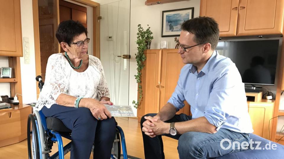 Redakteur Uli Piehler überreicht Ellen Galle den Reise-Gutschein, auf dem nur ein Ziel stehen kann: Bentota, Sri Lanka. Bild: eig