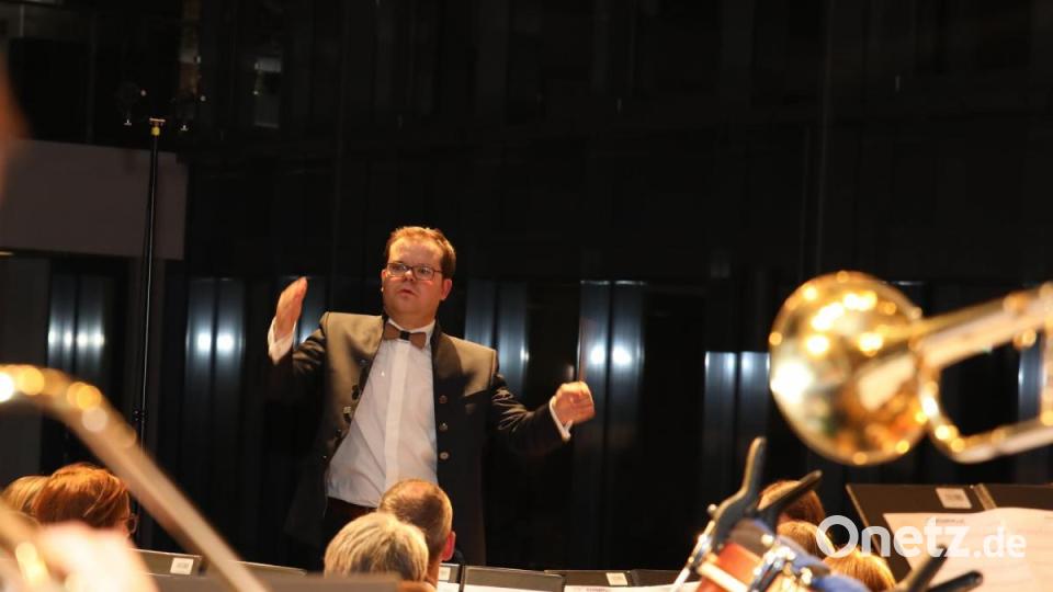 Dirigent Christoph Ahlemeyer. Er dirigierte auch sein eigenes Werk "Natürlich". Bild: njn