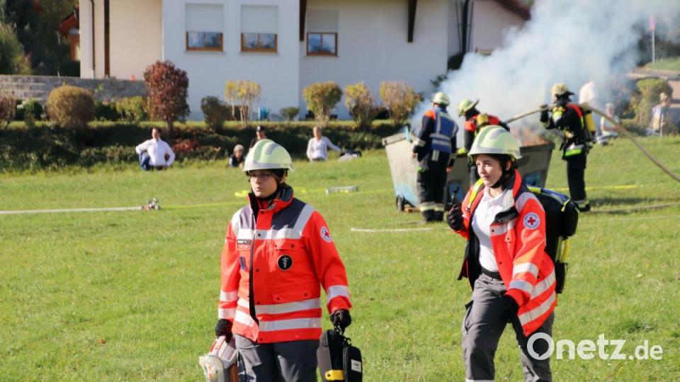 Im Hintergrund qualmt es, die Einsatzkräfte arbeiten Hand in Hand: Auch das muss geübt werden. Bild: jma