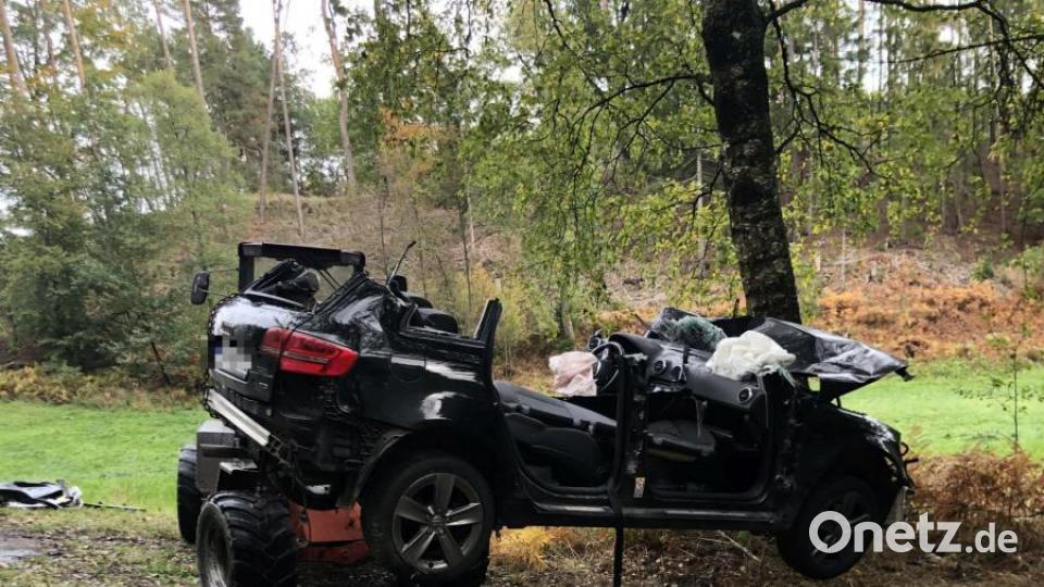 Bei dem Unfall auf der Staatsstraße zwischen Friedenfels und Thumsenreuth musste die Feuerwehr einen jungen Mann mit hydraulischem Gerät befreien. Bild: Feuerwehr/exb