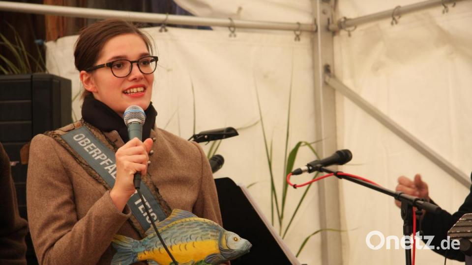 Im Festzelt beim Grisl wurden die Karpfenkirchweih-Besucher von Teichnixe Sophia Bächer willkommen geheißen. Bild: wro