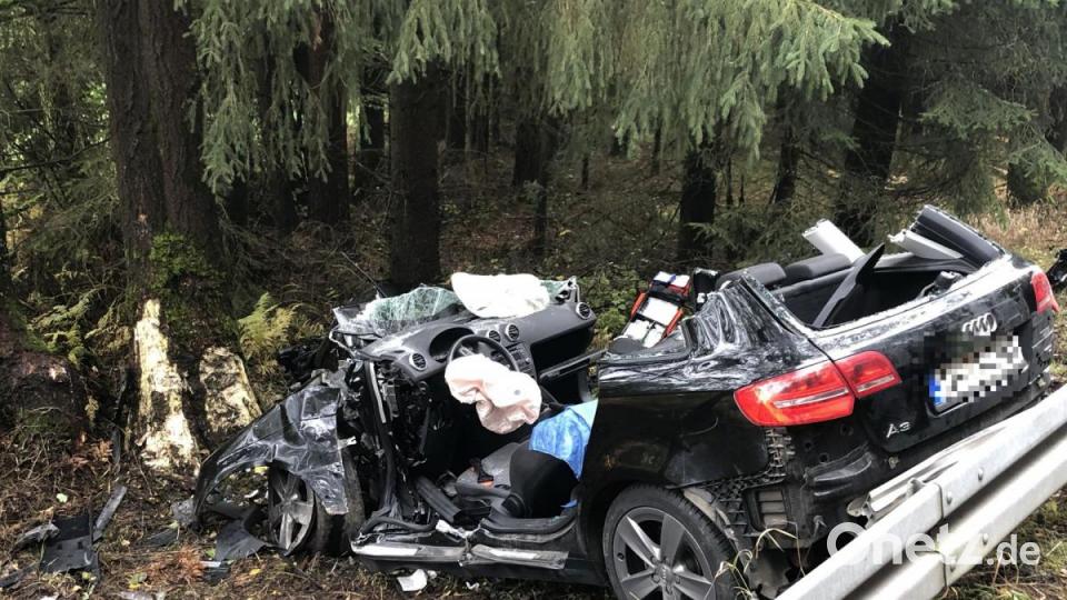 Bei dem Unfall auf der Staatsstraße zwischen Friedenfels und Thumsenreuth musste die Feuerwehr einen jungen Mann mit hydraulischem Gerät befreien. Bild: Feuerwehr/exb
