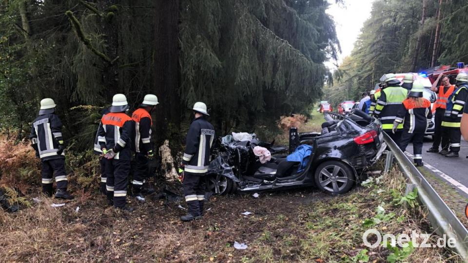 Bei dem Unfall auf der Staatsstraße zwischen Friedenfels und Thumsenreuth musste die Feuerwehr einen jungen Mann mit hydraulischem Gerät befreien. Bild: Feuerwehr/exb