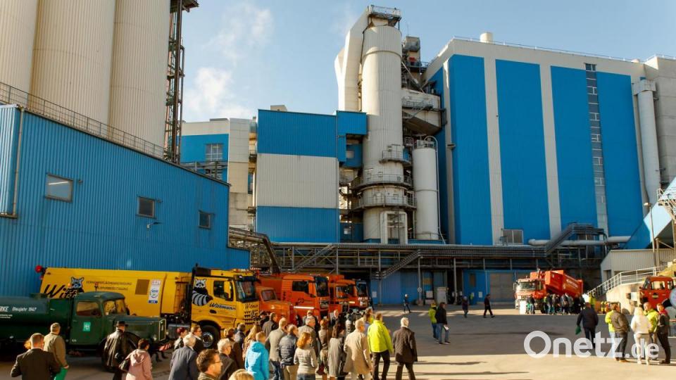 Vor dem Reaktorgebäude waren Müllfahrzeuge verschiedener Jahrgänge zu besichtigen. Den ganzen Tag über strömten die Gäste ins Kraftwerk, um eine Runde zu drehen und sich zu informieren. Bild: sus