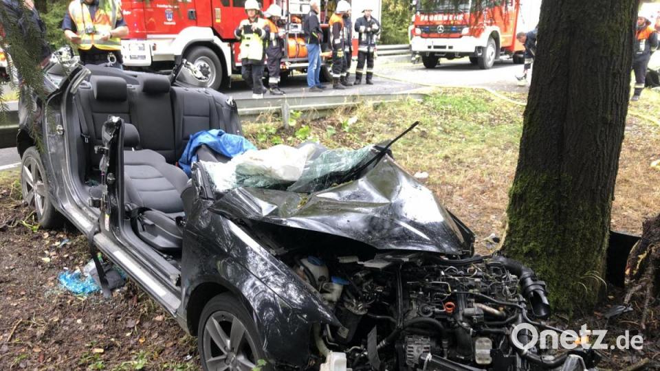 Bei dem Unfall auf der Staatsstraße zwischen Friedenfels und Thumsenreuth musste die Feuerwehr einen jungen Mann mit hydraulischem Gerät befreien. Bild: Feuerwehr/exb
