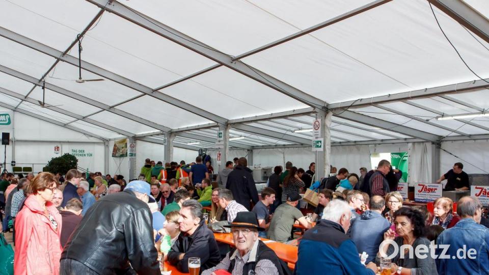 Gehört dazu: Verpflegung und Unterhaltung im Bierzelt. Bild: sus