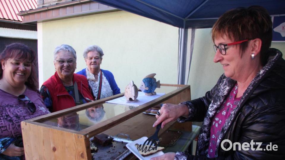 Backfrischer Kuchen lockte an den Ständen. Das Gebäck bereicherte die Kaffeetische. Bild: wro