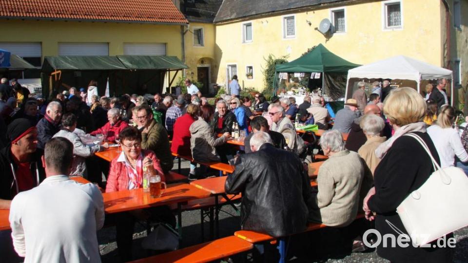 Bereits in den Vormittagsstunden am Sonntag füllten sich die Höfe, die zu Biergärten geworden waren. Bild: wro