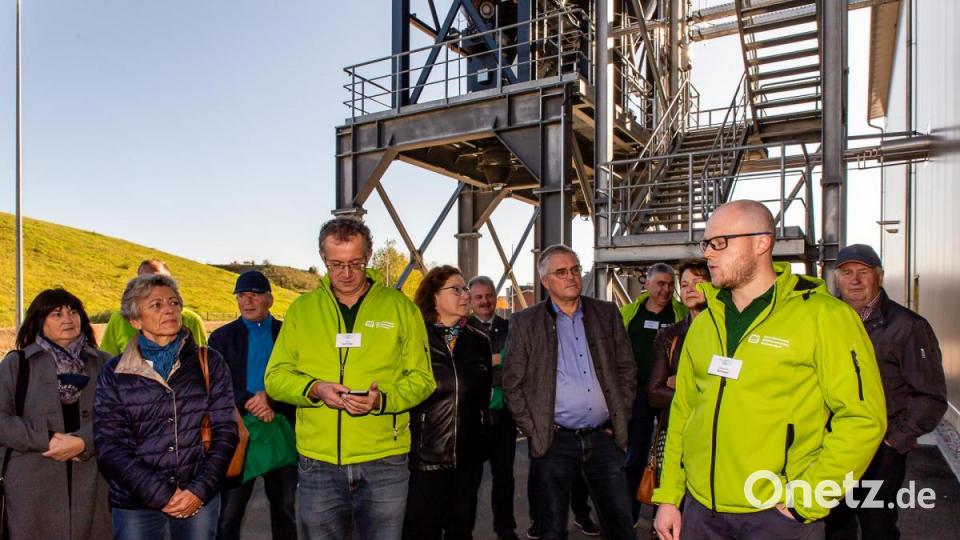 An der neuen Klärschlammtrocknungsanlage erörterten Mitarbeiter den Ablauf. Bild: sus