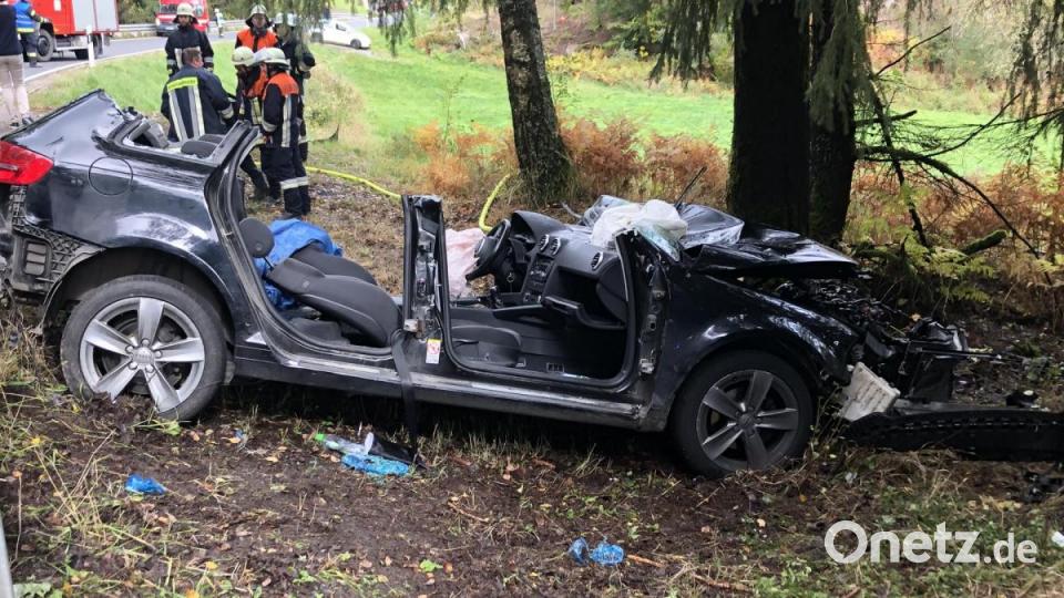 Bei dem Unfall auf der Staatsstraße zwischen Friedenfels und Thumsenreuth musste die Feuerwehr einen jungen Mann mit hydraulischem Gerät befreien. Bild: Feuerwehr/exb