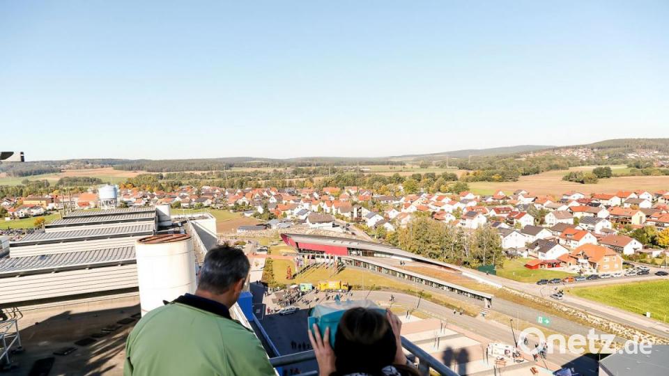 Die Aussichtsplattform auf dem Reaktorgebäude war den ganzen Tag gut gefüllt. Bild: sus