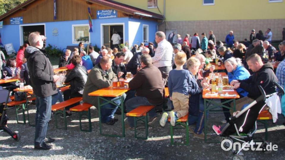 Angenehme Temperaturen begleiteten die Kornthaner Karpfenkirchweih. Die vielen Besucher genossen die Sonne und die Schmankerln. Bild: wro