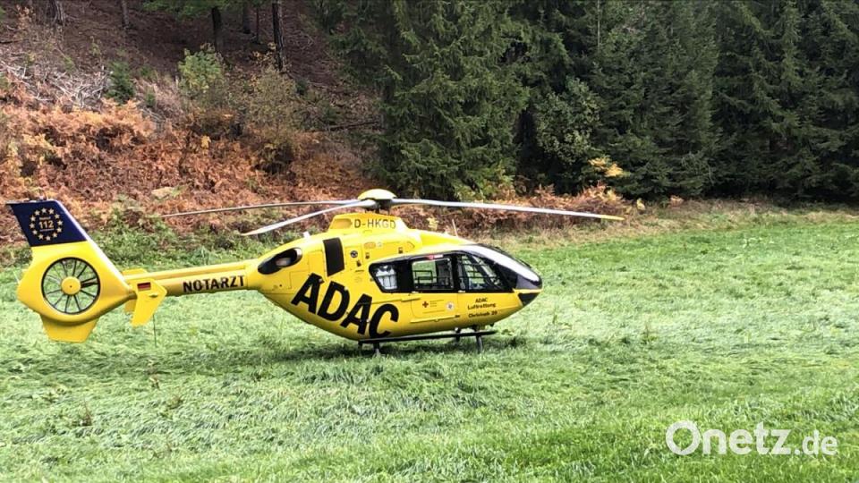 Bei dem Unfall auf der Staatsstraße zwischen Friedenfels und Thumsenreuth musste die Feuerwehr einen jungen Mann mit hydraulischem Gerät befreien. Bild: Feuerwehr/exb
