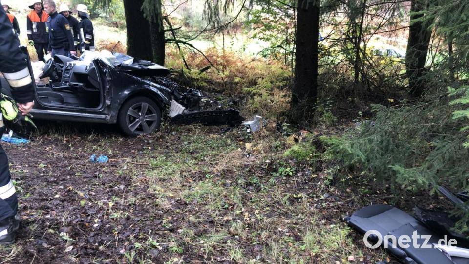 Bei dem Unfall auf der Staatsstraße zwischen Friedenfels und Thumsenreuth musste die Feuerwehr einen jungen Mann mit hydraulischem Gerät befreien. Bild: Feuerwehr/exb