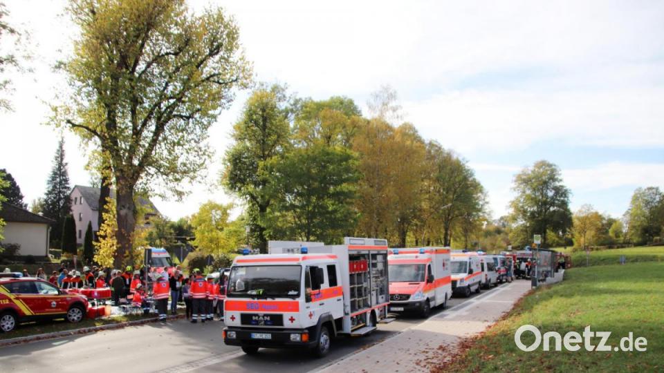 Am Sammelplatz beim Abtransport der Verletzten zeigt sich deutlich, wie viele Kräfte und Hilfsorganisationen bei der Übung in Auerbach dabei waren. Bild: jma