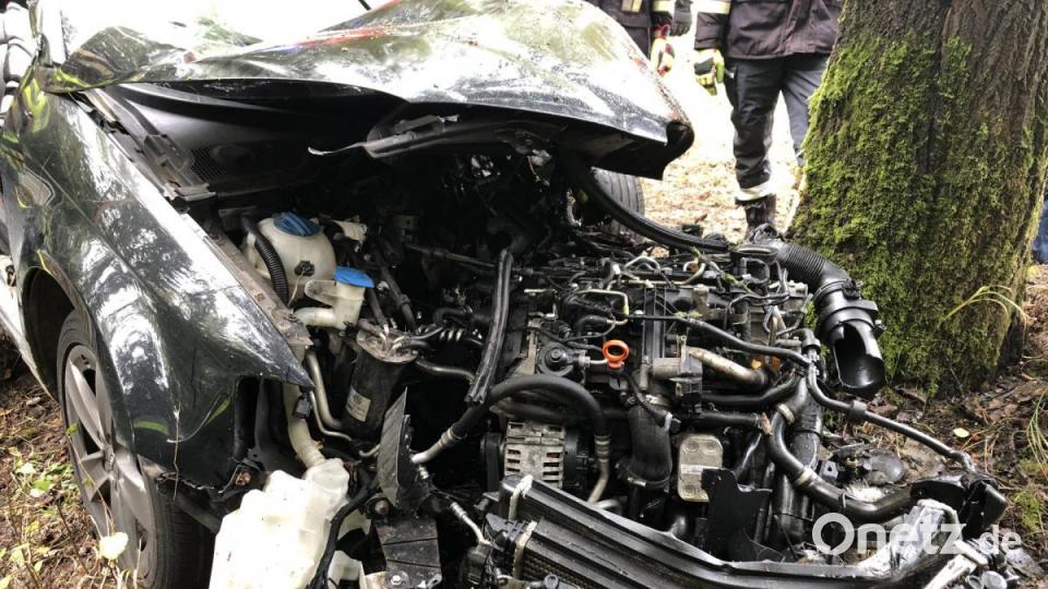 Bei dem Unfall auf der Staatsstraße zwischen Friedenfels und Thumsenreuth musste die Feuerwehr einen jungen Mann mit hydraulischem Gerät befreien. Bild: Feuerwehr/exb