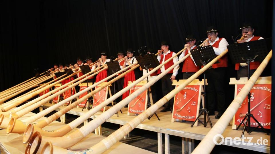 Das Großkonreuther Alphornbläser unter der Leitung von Markus Werner. Bild: njn