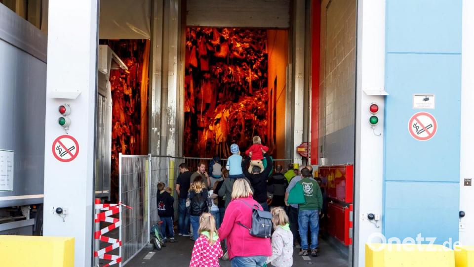 In den Müllbunkern wurde so manchem Besucher klar, welche Mengen an Abfall in Schwandorf verbrannt werden. Bild: Clemens Hösamer