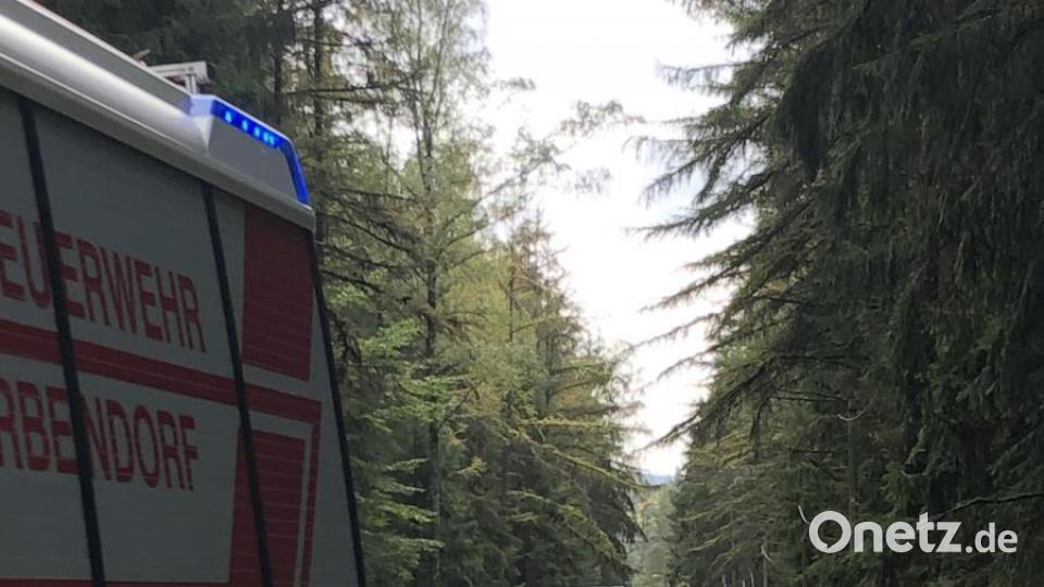 Bei dem Unfall auf der Staatsstraße zwischen Friedenfels und Thumsenreuth musste die Feuerwehr einen jungen Mann mit hydraulischem Gerät befreien. Bild: Feuerwehr/exb