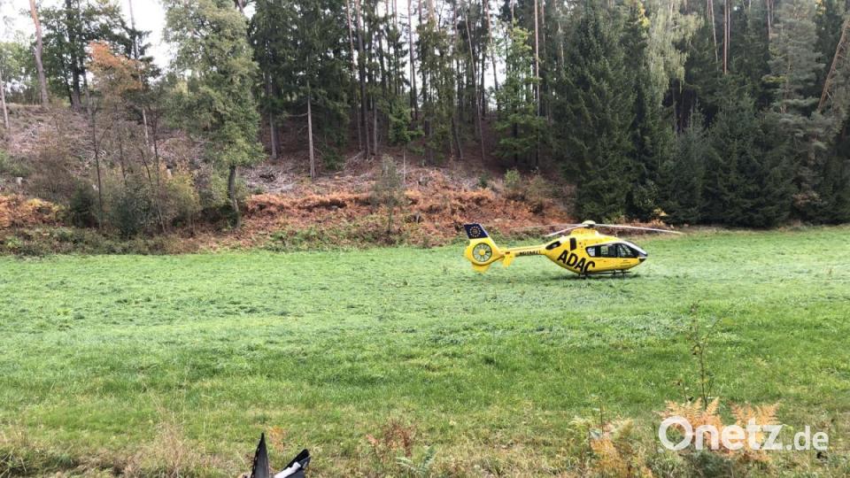 Bei dem Unfall auf der Staatsstraße zwischen Friedenfels und Thumsenreuth musste die Feuerwehr einen jungen Mann mit hydraulischem Gerät befreien. Bild: Feuerwehr/exb
