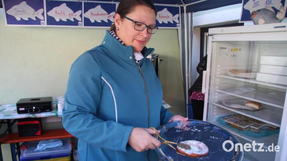 In regelmäßigen Abständen musste der Bestand an gezuckerten Küchln nachgefüllt werden. Das Hefegebäck gehört einfach dazu, wenn in Kornthan Karpfenkirchweih gefeiert wird. Bild: wro