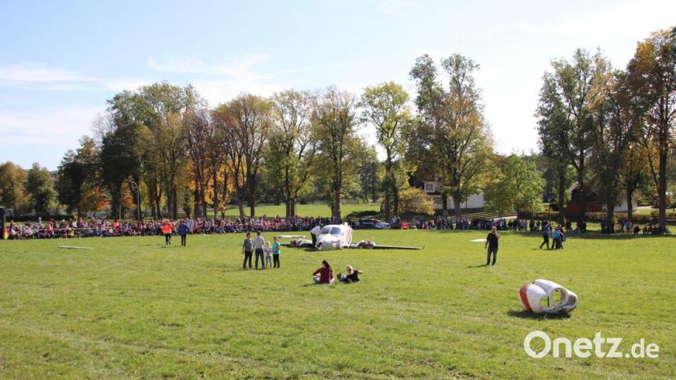 Im Ernstfall sind Zuschauer nicht erwünscht, aber bei der Großübung waren sie ausdrücklich willkommen: Fast 500 Zaungäste verfolgten auf der Wiese vor dem Mutterhaus der Schulschwestern mit, wie die Einsatzkräfte mit dem angenommenen Flugzeugabsturz umgingen. Die Moderation erleichterte den Laien den Einblick in die Rettungsarbeiten. Bild: jma