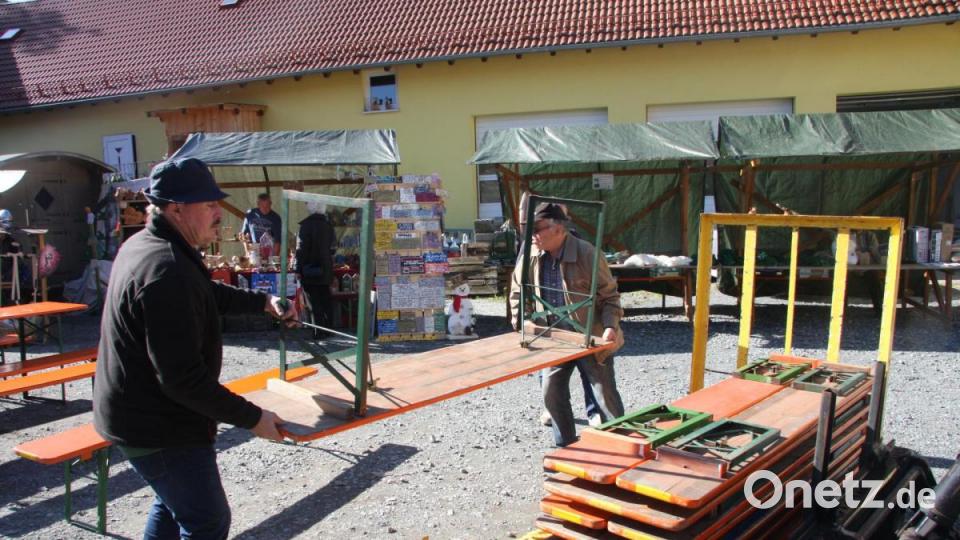 Bereits am Samstagnachmittag wurden die Sitzplätze aufgestockt. Das warme Wetter lockte nach draußen. Bild: wro
