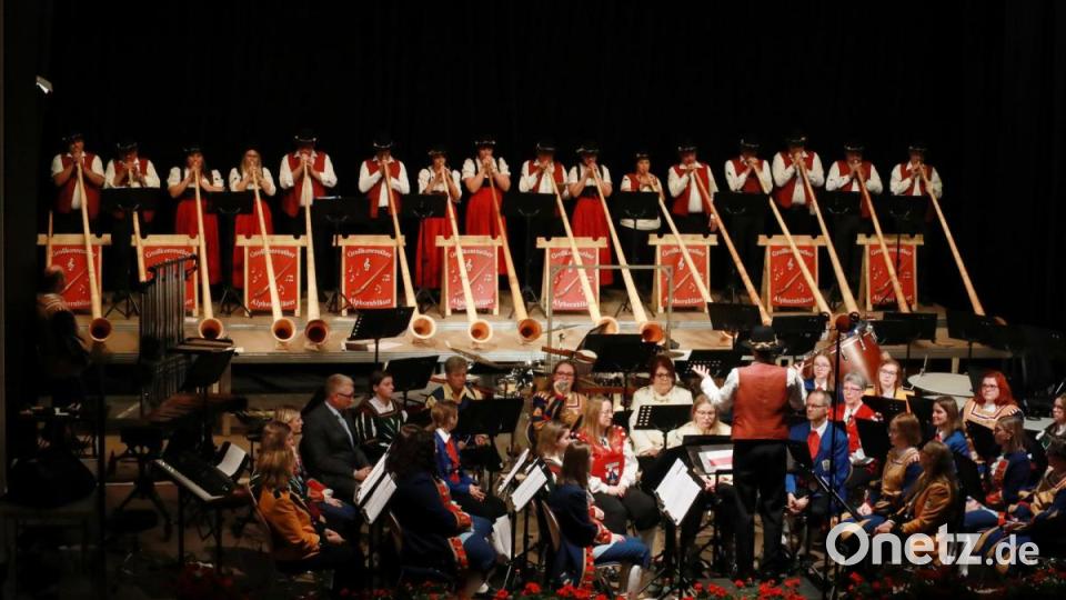 Das Großkonreuther Alphornbläser unter der Leitung von Markus Werner. Bild: njn