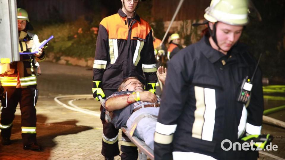 Feriengast Dieter Kapelle (liegend) stellte sich an seinem letzten Urlaubstag gerne als Mime für die Übung zur Verfügung. Bild: njn