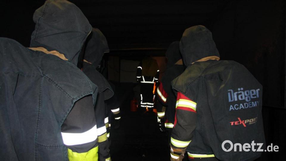 Acht Atemschutzgeräteträger finden im Container Platz. Die Einsatzkräfte wissen: In wenigen Minuten steht das Innere lichterloh in Flammen. Bild: wro