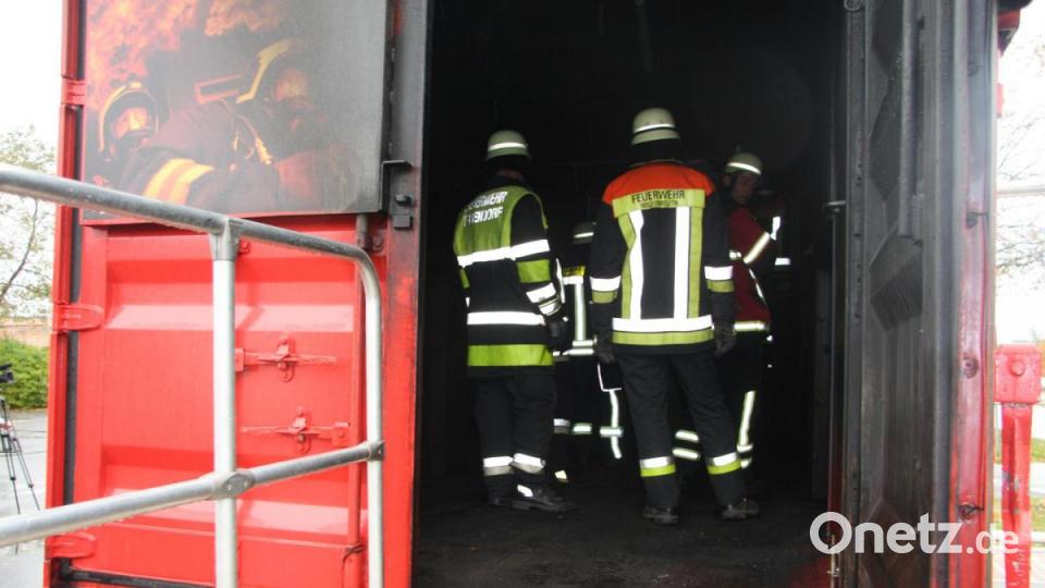 Der Brandübungscontainer dient der effizienten Ausbildung der Atemschutzträger. Bevor alles starten kann, wird Brennmaterial deponiert, um es danach in Flammen zu setzen. Bild: wro