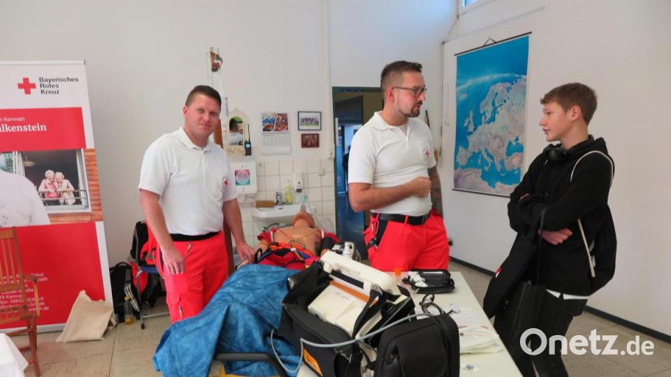 Am Infostand des Bayerischen Roten Kreuzes (BRK). Bild: jzk