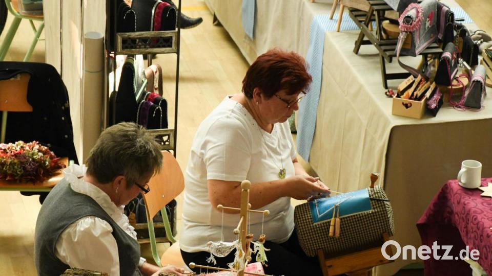 Die Hobbykünstler ließen sich auch gerne über die Schulter schauen. Die einzelnen Arbeitsschritte konnten ausgiebig verfolgt und bestaunt werden. Bild: Freya Stoeckl