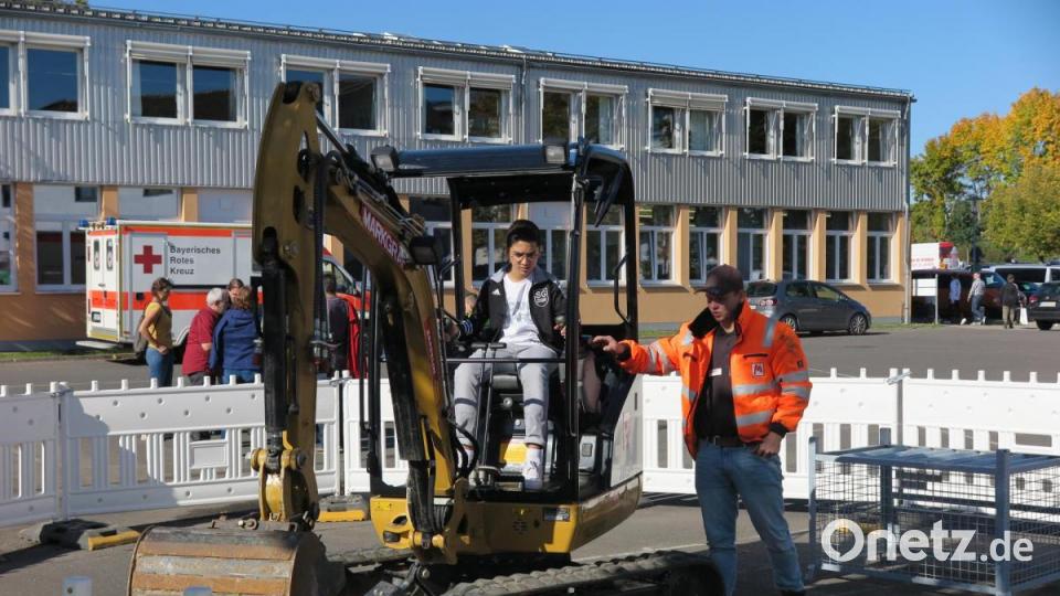 Früh übt sich, wer Baggerfahrer bei der Firma Markgraf werden will. Bild: jzk