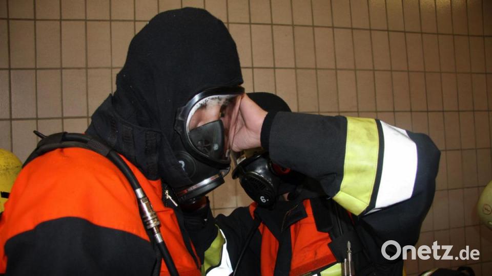 Jeder hilft jedem. Das Tragen von Schutzkleidung und passenden Masken ist im Ernstfall überlebenswichtig. Bild: wro