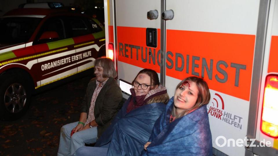 Bestens geschminkt die Mimen, die von der Feuerwehr als Brandopfer gerettet wurden. Bild: njn