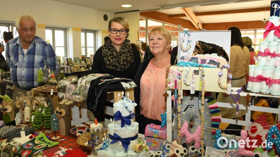 Nicole Franz von Nicis Perlenparadies wartete mit einem großen Angebot von liebevoll verzierten Holzeulen, Babyketten und Genähtem auf. Bild: Freya Stoeckl