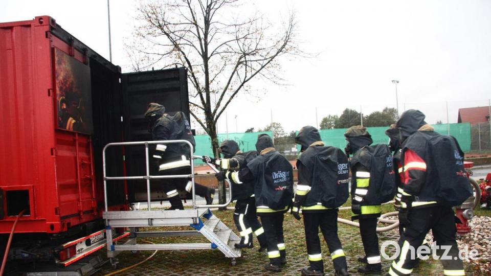 So ruhig geht es im Ernstfall nicht zu. Nach und nach betreten hier Feuerwehrleute aus Mitterteich, Wildenreuth und Erbendorf die Übungsanlage. Bild: wro