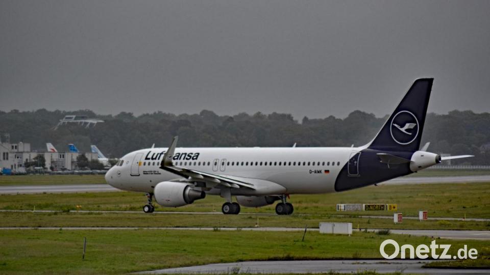 Der Lufthansa-Airbus A320 &quot;Weiden in der Oberpfalz&quot; rollt in Hamburg-Finkenwerder zum Start für den Auslieferungsflug nach Berlin-Schönefeld. Bild: Christian Luke Mühlich