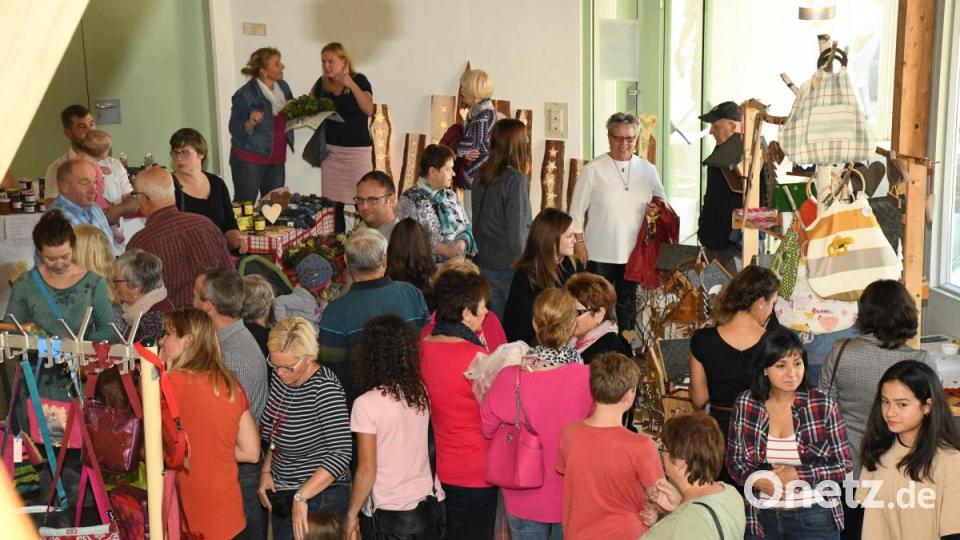 Die vielen Facetten der Hobbykünstler zog eine Menge interessierte Besucher an. Bild: Freya Stoeckl